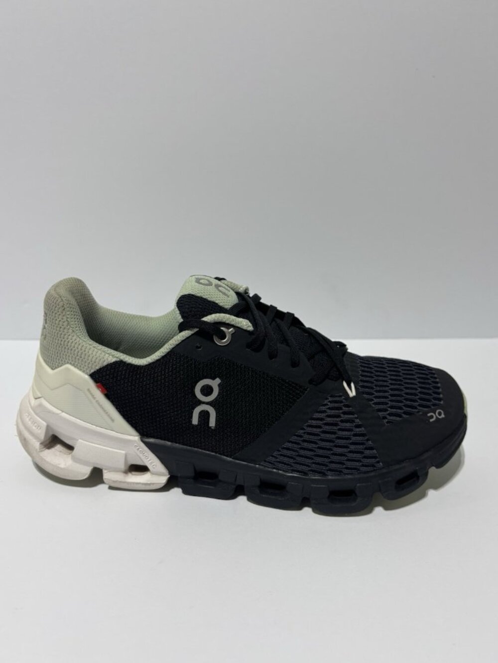 On Women’s Cloudflyer Black/White Running Shoes, Size 7 Wide